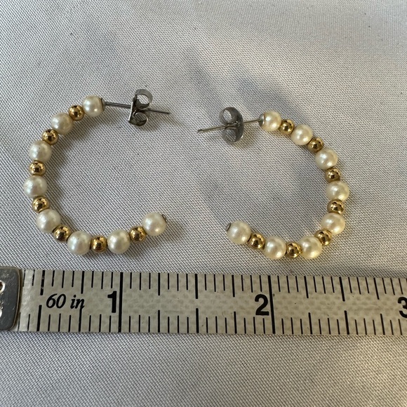 Open back pearl bead and gold bead earrings - Picture 4 of 4